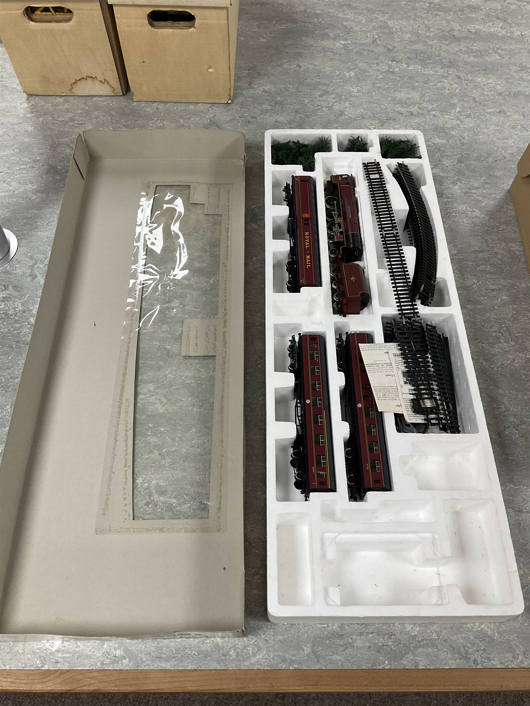 Collection of Hornby Railways OO gauge electric train sets including Night Mail Express R899, Freightmaster R578 and Inter City 125 R546, together with various electric train set components, all incomplete