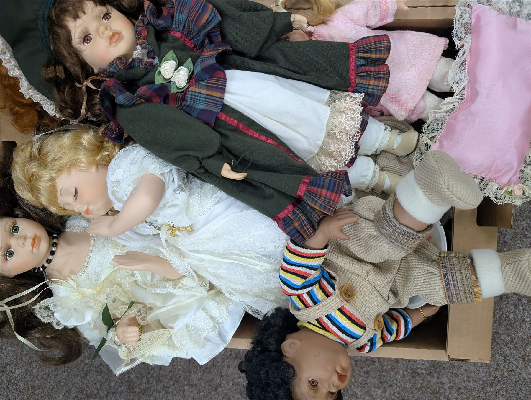 Large collection of porcelain dolls, including Alberon, Knightsbridge and Leonardo collection examples @ Beverley to RTV