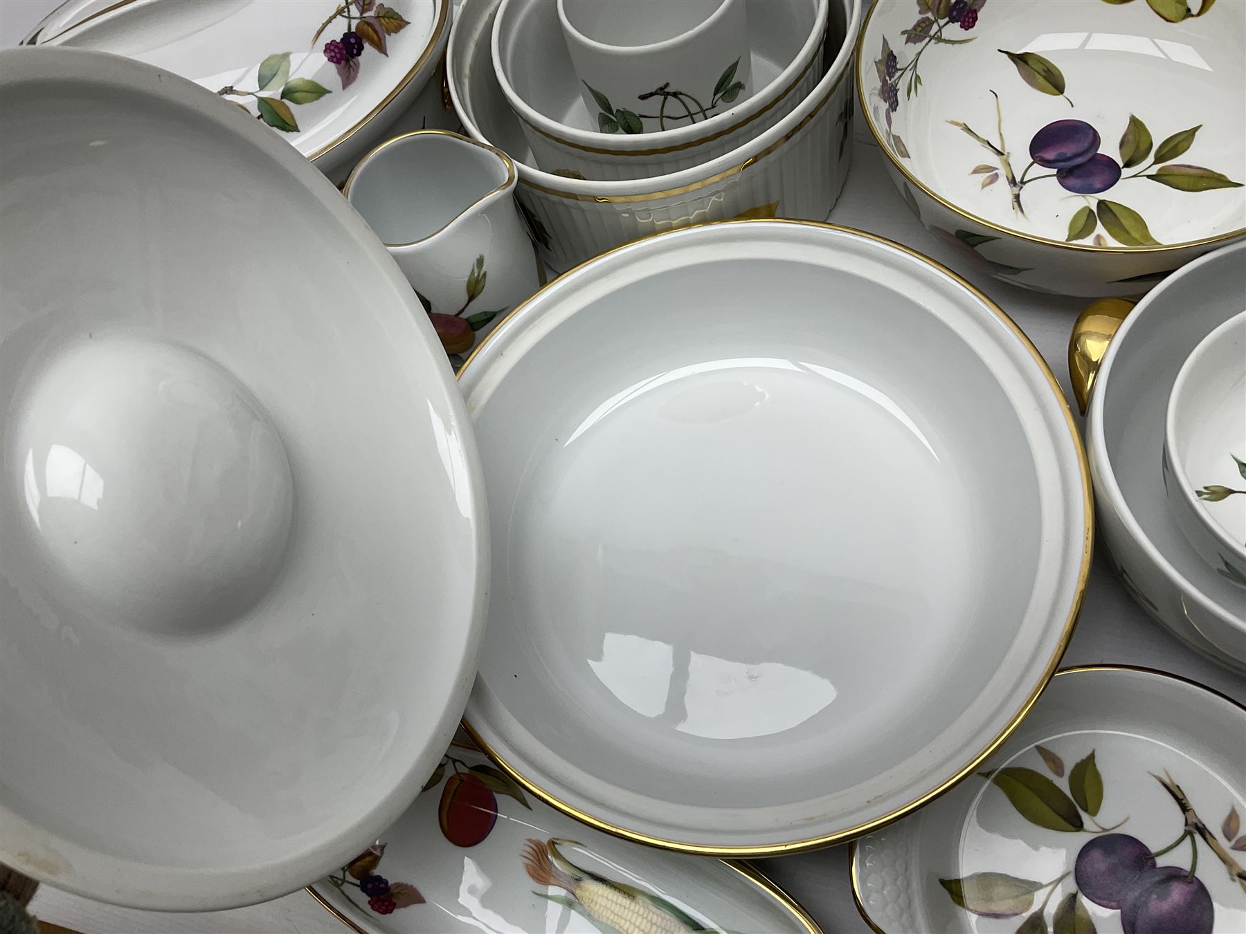 Royal Worcester Evesham pattern ceramics, including twin handled pot, oven dishes, pie dishes, bowls, jugs, etc together with other Royal Worcester ceramics 