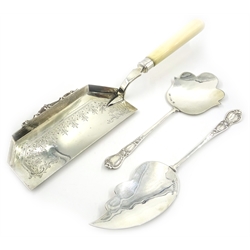  Edwardian silver crumb tray with bone handle Sheffield 1904 and a pair of hors d'oeuvres slices stamped Silver 925, 10oz gross (3)  