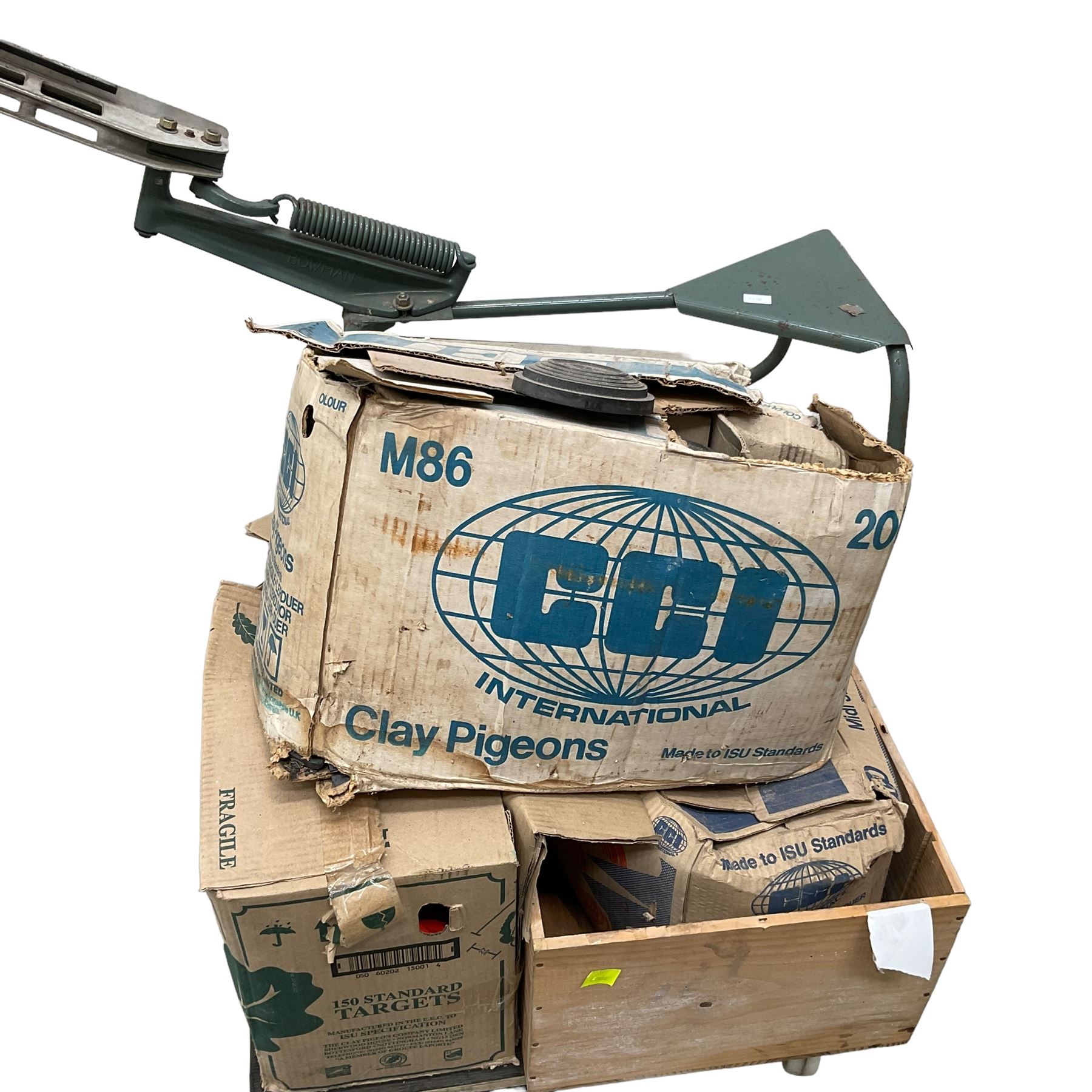 Bowman trap with quantity of clay pigeons  - THIS LOT IS TO BE COLLECTED BY APPOINTMENT FROM DUGGLEBY STORAGE, GREAT HILL, EASTFIELD, SCARBOROUGH, YO11 3TX