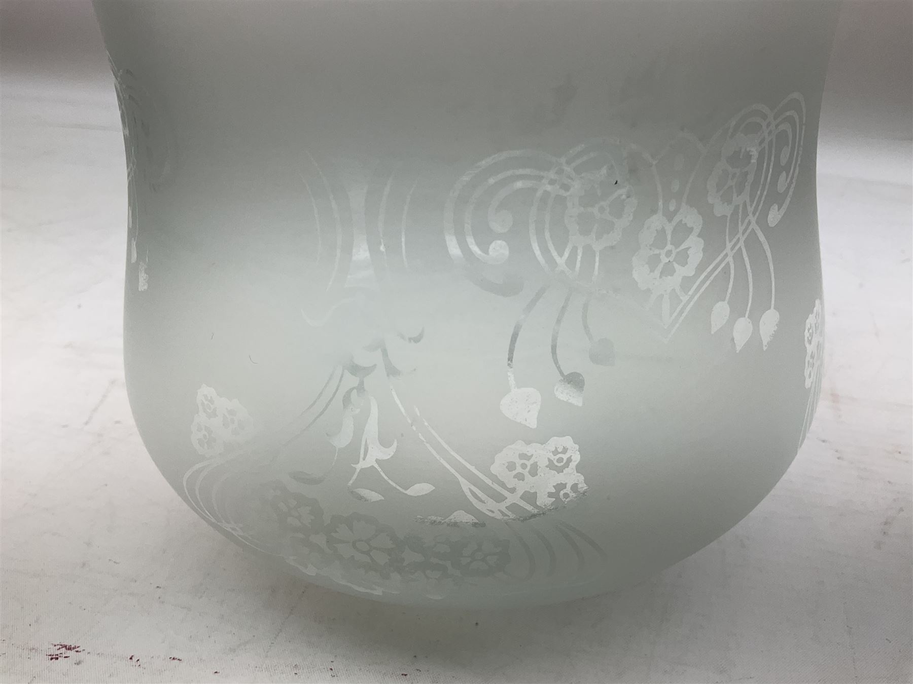 Victorian table oil lamp with black glazed stepped circular base, reeded brass column, moulded pink glass reservoir, duplex burner and frilled rim frosted glass shade with clear glass chimney H69cm