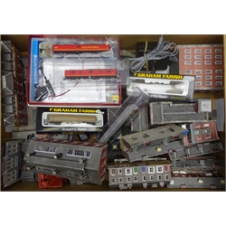  Bachmann 'N'-gauge - Night train Set with Class 47 Diesel Co-Co locomotive No.47522, two Mail Coaches and two 100ton tank wagons, all boxed, quantity of track, kit-built cardboard trackside buildings and accessories, controller etc  