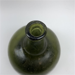 18th century onion shaped green glass wine bottle, H16cm