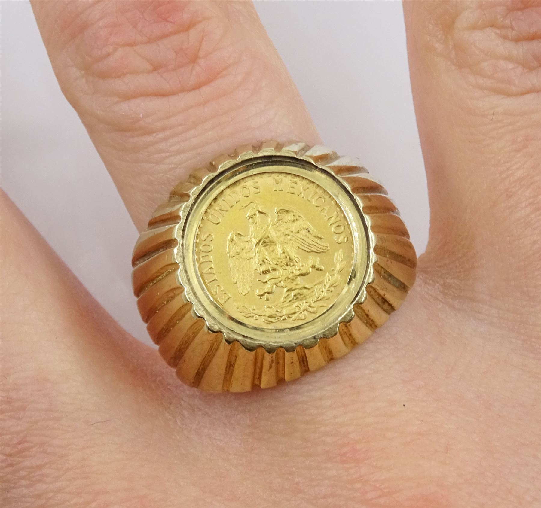 1945 gold Dos Pesos coin, loose mounted in 9ct gold ring, hallmarked