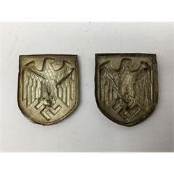 Two WW2 German Army Afrika Korps pith helmet metal side badges; RAD oval metal badge by J.B.u.Co.; WW1 German 1914-1915 bar brooch; and Nienburg War Veteren's Association badge (5)