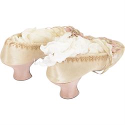 Pair of 19th century ivory silk satin ladies shoes, with rosette to the vamp, with pink silk satin heel, L23cm