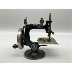 Singer mini sewing machine, together with Holly hobbie mini sewing machine and other sewing machine models, Singer H15cm