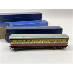 Hornby Dublo - two D1 LNER Corridor Coaches comprising First/Third, in pale blue box and Third in medium blue box; two D11 BR/ER Corridor Coaches First/Third and Brake/Third, in medium and dark blue boxes; and D12 BR/LMR First/Third Corridor Coach in dark blue box (5)
