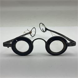 Pair of 18th century horn and steel rimmed spectacles, arm L10.5cm, rim D3.5cm