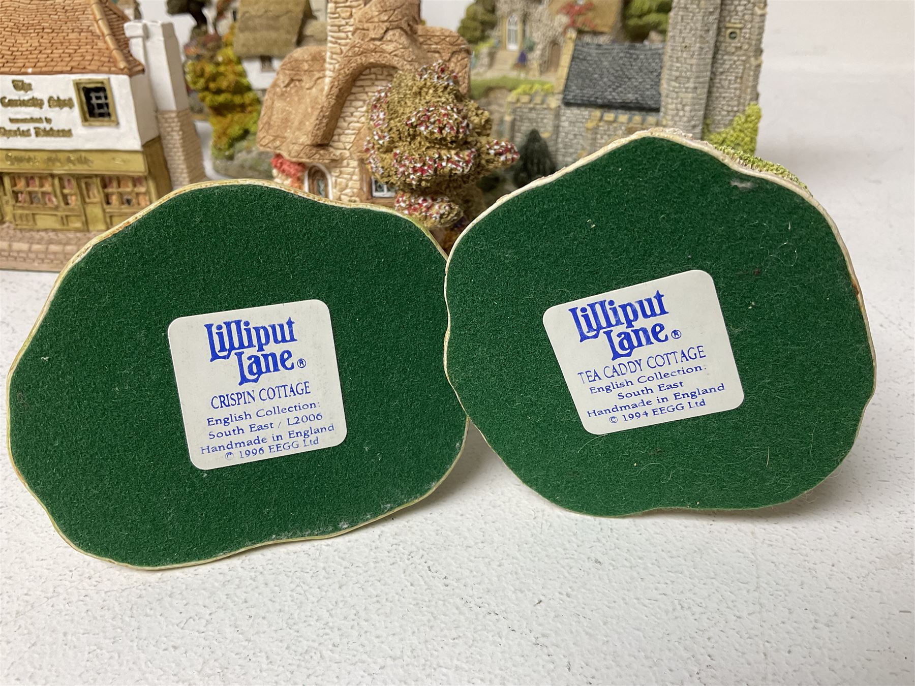 Nineteen Lilliput Lane models, including Dove Tails, Birdlip Bottom, Smallest Inn, Gossip Gate and Beehive Cottage, all with deeds and original boxes (19)