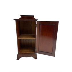 Edwardian inlaid mahogany bedside cabinet, enclosed by single panelled door, with feather banding, on shaped and splayed plinth base