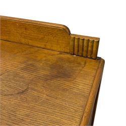 1930s Art Deco period light oak chest, fitted with three graduating drawers, on bracket feet 