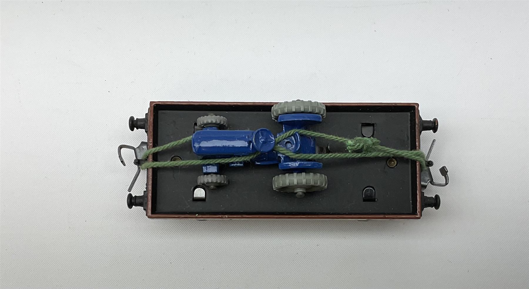 Hornby Dublo - 4646 Low-Sided Wagon D1 with cable drums; 4649 Low-Sided Wagon with tractor; 4656 16-Ton Mineral Wagon brown; 4657 United Dairies Milk Tank Wagon; 4660 U.G.B. Sand Wagon; 4677 Tank Wagon 'Mobil' (D1); and 4680 Tank Wagon 'Esso' (Fuel Oil); all boxed (7)