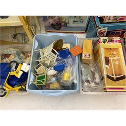 Quantity of Sindy toys to include ‘Sindy’s House’, ‘Magic Cooker’ and ‘Bathroom Gift Set’, ‘Range Rover’ all boxed, quantity of other Sindy toys, accessories and dolls, some boxed etc