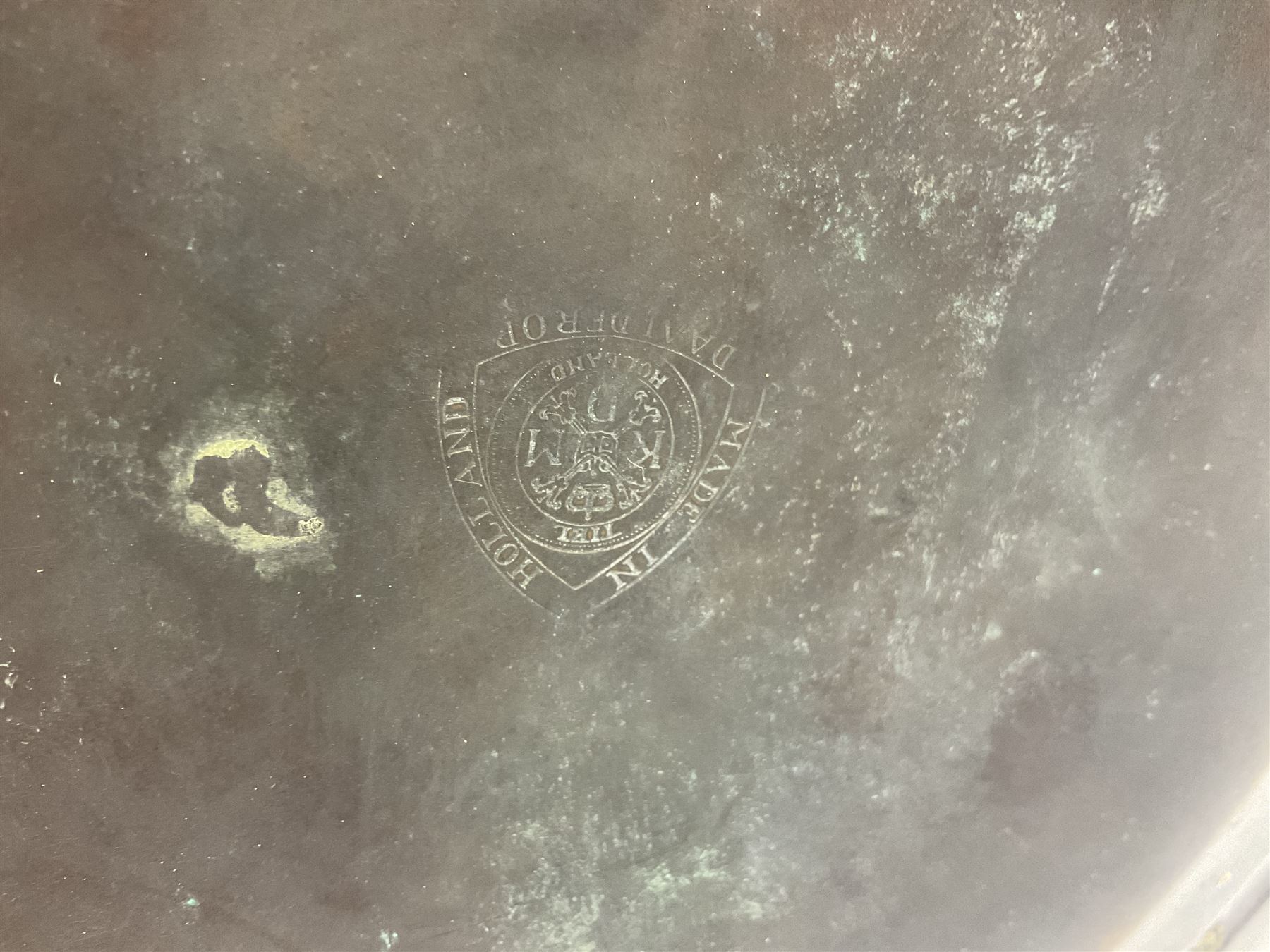 Early 20th century Daalderop of Holland Art Nouveau brass smokers stand, the square sided column stem raised upon circular spreading base with mounted ash tray decorated with typical Art Nouveau stylised motifs, with mark beneath, H72cm