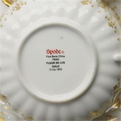 Spode Fleur de Lys tea and dinner service for ten, comprising dinner plates, side plates of graduating sizes, bowls, twin handled soup bowls, three covered dishes, sauce boat and saucer, two serving dishes, open serving dish, teapot, coffee pot, milk jug, covered sucrier, cake plate, vase, jardiniere, cups and saucers