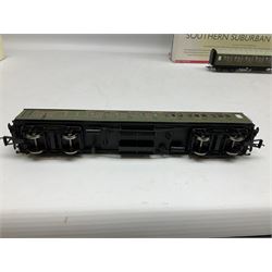 Hornby '00' gauge - 'Southern Suburban 1938' Coach Pack, DCC ready 