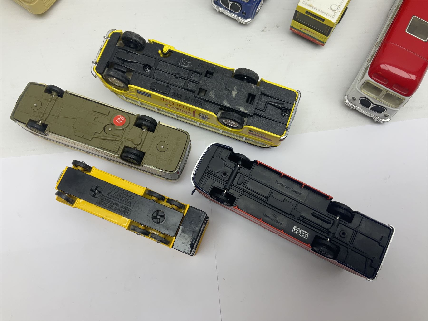 Thirty-one modern die-cast models of buses, coaches and wagons of various scales by EFE, Lledo, Oxford Die-Cast, Atlas etc, to include EFE 15702, 15704 and 15708 boxed; further models are unboxed 