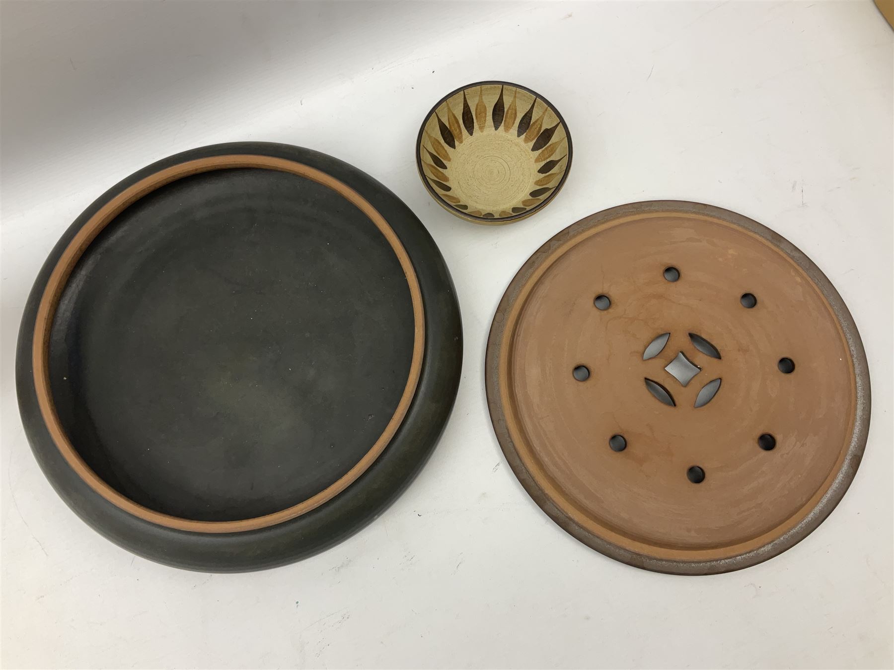 Sgrafo studio pottery heron and bowl, another ceramic bowl 