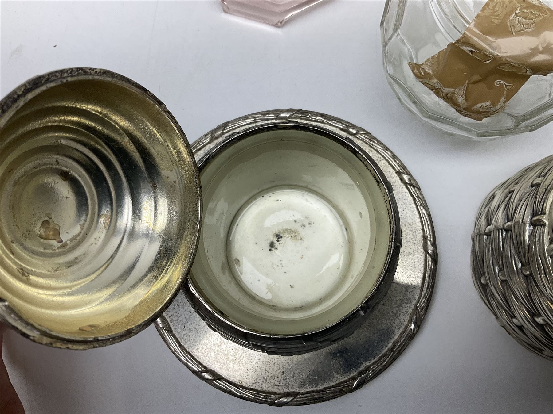 Collection of glass beehive honey pots, to include a blue slag example, milk glass, pink, green, etc together with four white metal examples (16) 
