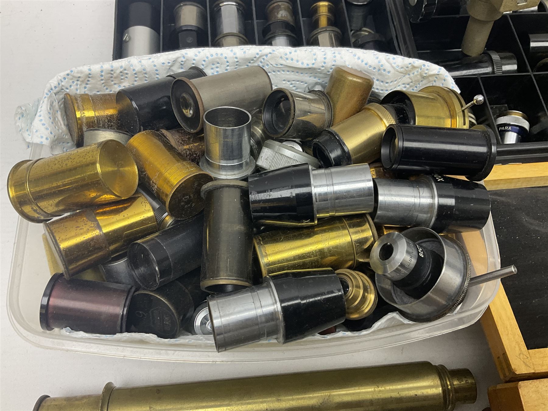 Large collection of microscope lenses, for various microscopes 