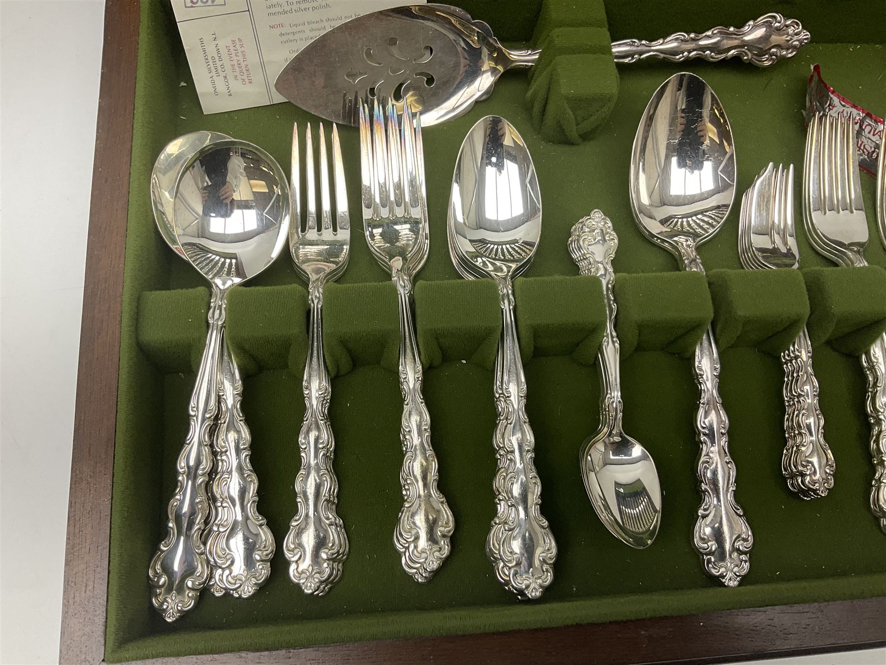 Cased canteen of Oneida Community silver plate cutlery