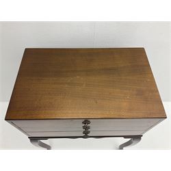 Canteen of Oneida Community Plate Coronation pattern cutlery in mahogany three drawer cabinet H78cm
