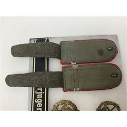 WW2 German Don Cossack epaulettes; and quantity of German insignia including SA Sports Badge for war wounded, Hitler Youth badge, Young Cossacks badge, Wound badge, Hitler Youth cuff title etc; in glass topped display box.