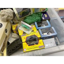 Large quantity of diecast and plastic model vehicles, including Corgi, Lledo, Hornby, Wilking, Busch, Classix, Trackside, Oxford, Heritage Classics, etc, including civilian, commercial and military automobiles, boats, race cars, etc (qty)