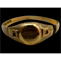 Three 9ct gold rings, comprising wedding band, pierced dome ring and signet ring with engraved initial, all stamped or hallmarked