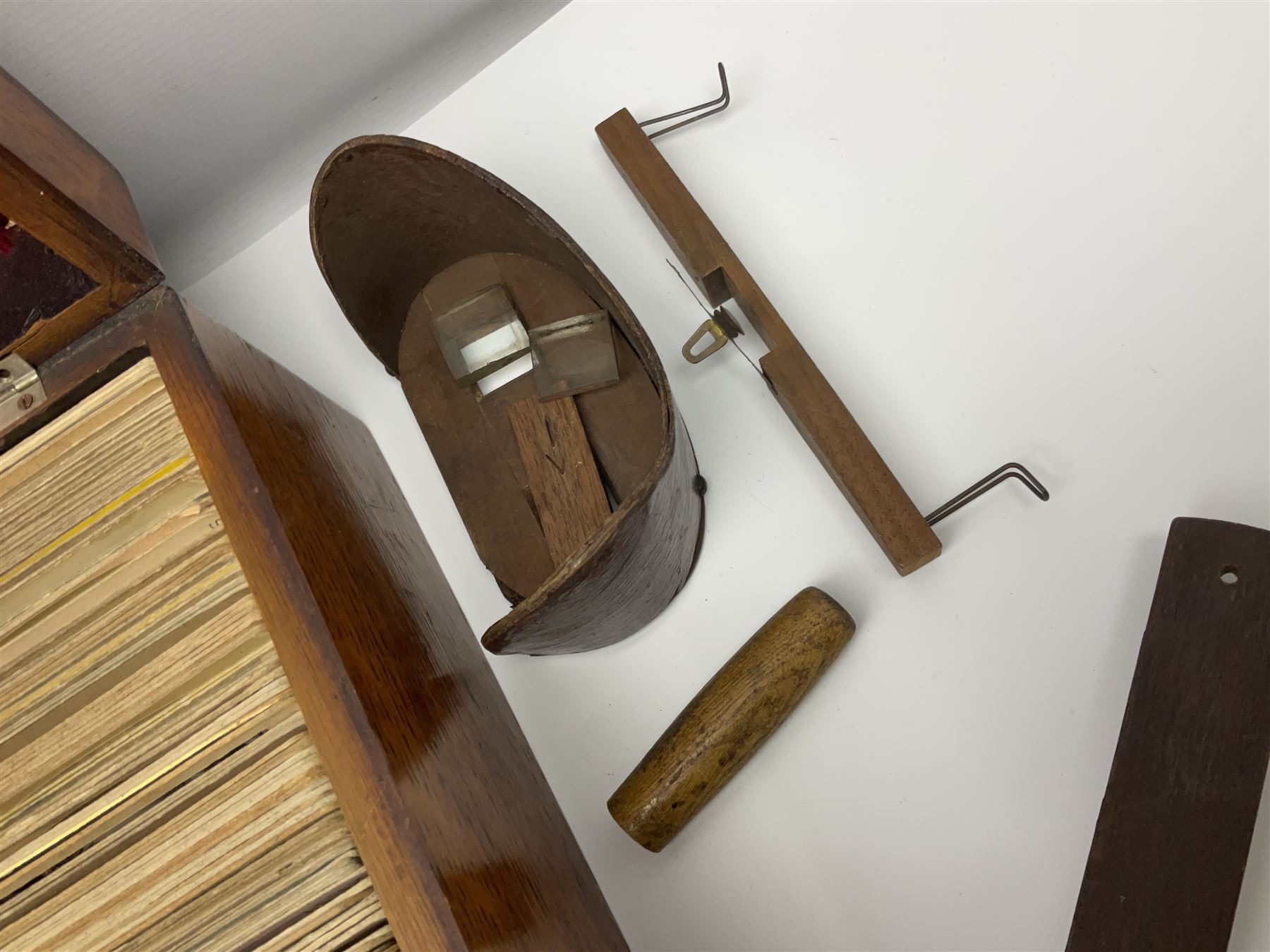 Underwood & Underwood sun sculpture stereoscope viewer, together with three other stereoscope viewer, and box of stereoscopic views by Realistic Travels 