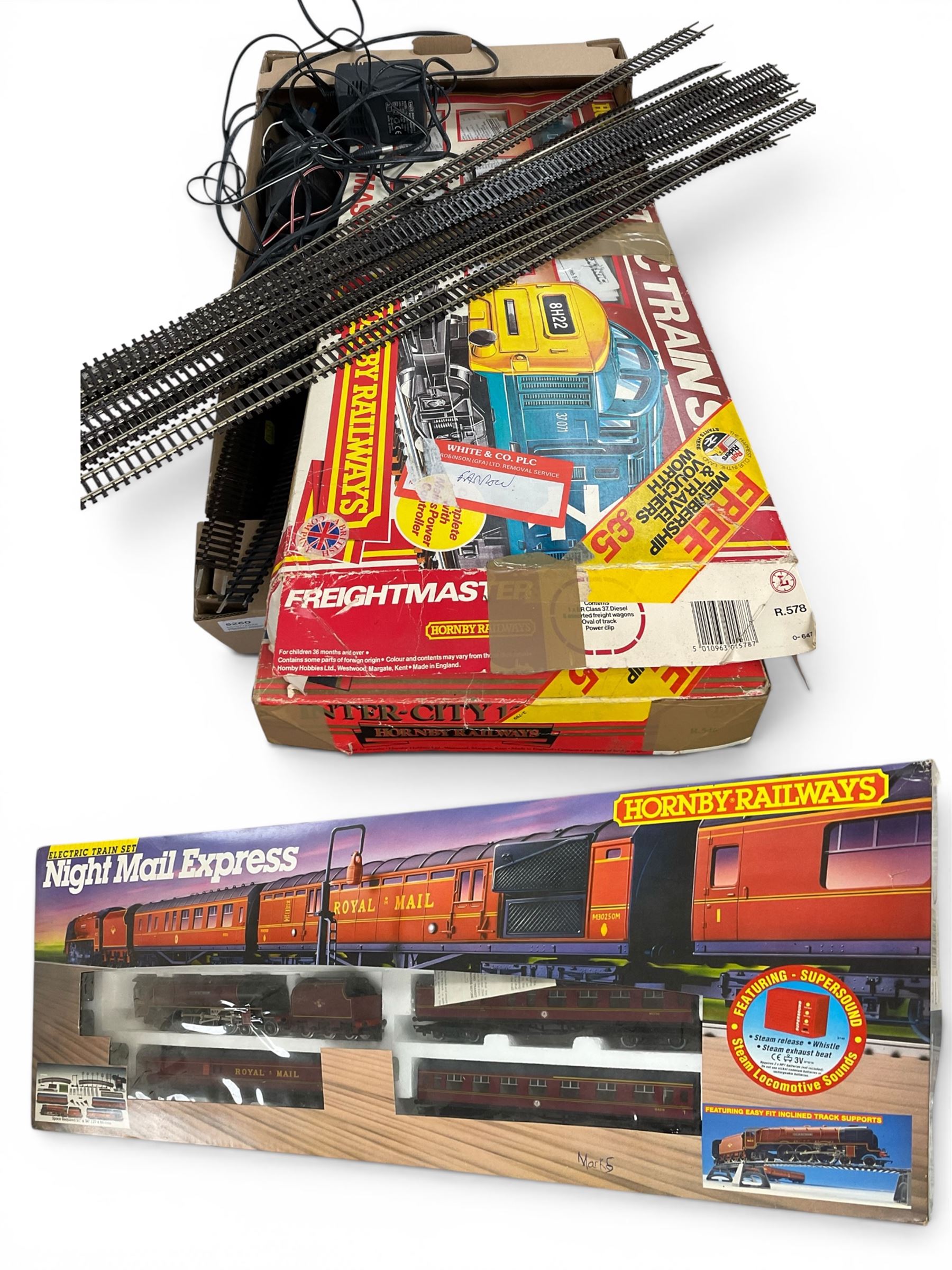 Collection of Hornby Railways OO gauge electric train sets including Night Mail Express R899, Freightmaster R578 and Inter City 125 R546, together with various electric train set components, all incomplete