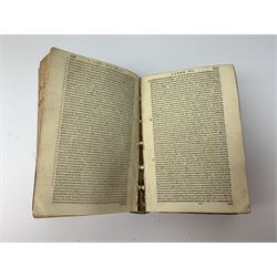 Titi Livii Patavini Romanae Historiae Principis, Libri Omnes, Quotquot Ad Nostram .... 1589. London Edmundum Bollifantum. Six parts in one. Latin. Engraved title page. Full calf binding with ribbed spine.