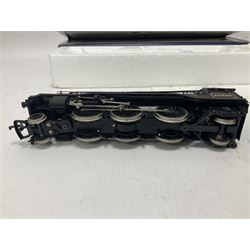 Bachmann ‘00’ gauge - 31551 Gresley Class V2 2-6-2 ‘Green Arrow’ locomotive no.60800 in BR black; 31954 Gresley Class A4 4-6-2 ‘Nigel Gresley’ locomotive no.60007 in BR blue; 31959 Gresley Class A4 Pacific 4-6-2 ‘Miles Beevor’ locomotive no.26 in LNER garter blue; in original boxes (3) 