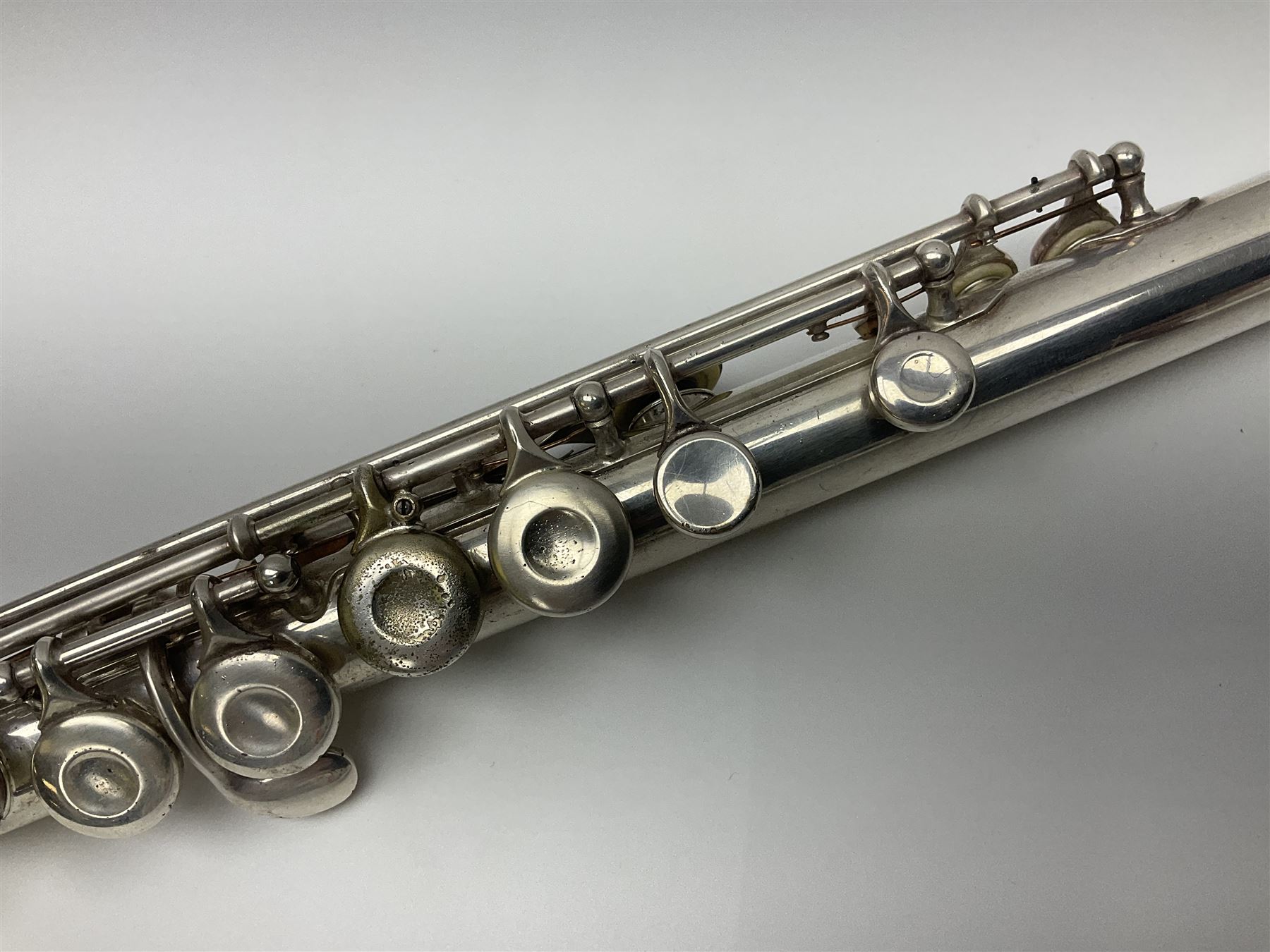 Boosey & Hawkes London Regent three-piece flute, serial no.345447; in B&H Bandhite hard carrying case; and Deg Music Company Inc. USA Claudel Model three-piece flute, serial no.491718, in hard carrying case (2)