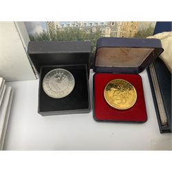 Great British and World coins, including halfcrowns, shillings, other pre-decimal coinage, The Royal Mint Great Britain and Northern Ireland 1972 coin set, commemorative crowns, various Irish coins etc