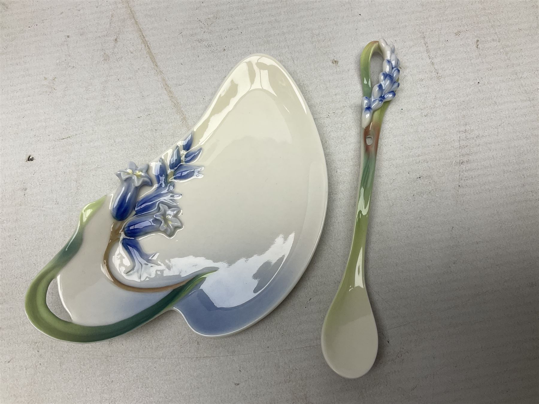 Five Franz teacups and saucers comprising Hummingbird FZ00129, Bluebell FZ00875, Dragonfly FZ00028, Butterfly XP1693 and Daisy FZ00793, together with Hummingbird spoon, all boxed (6)