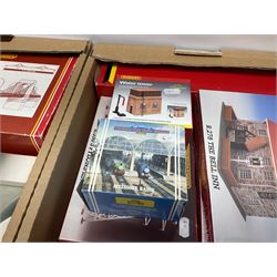 Hornby '00' gauge - nineteen construction kits for trackside buildings and accessories including Grand Suspension Bridge, London Road Station, River Bridge, Viaduct, Engine Shed, Railway Cottages, Water Towers, Girder bridge, Houses, Bell Inn etc; all boxed (19)