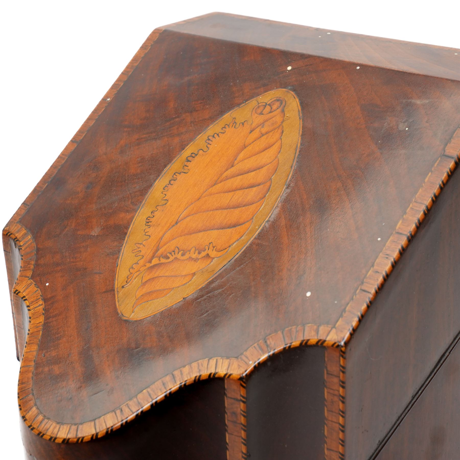 George III mahogany knife box, of serpentine form with shell patera detail to cover, with lined interior, H39.5cm