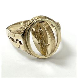 9ct gold Masonic and initialled swivel ring and a 22ct gold wedding band, both hallmarked