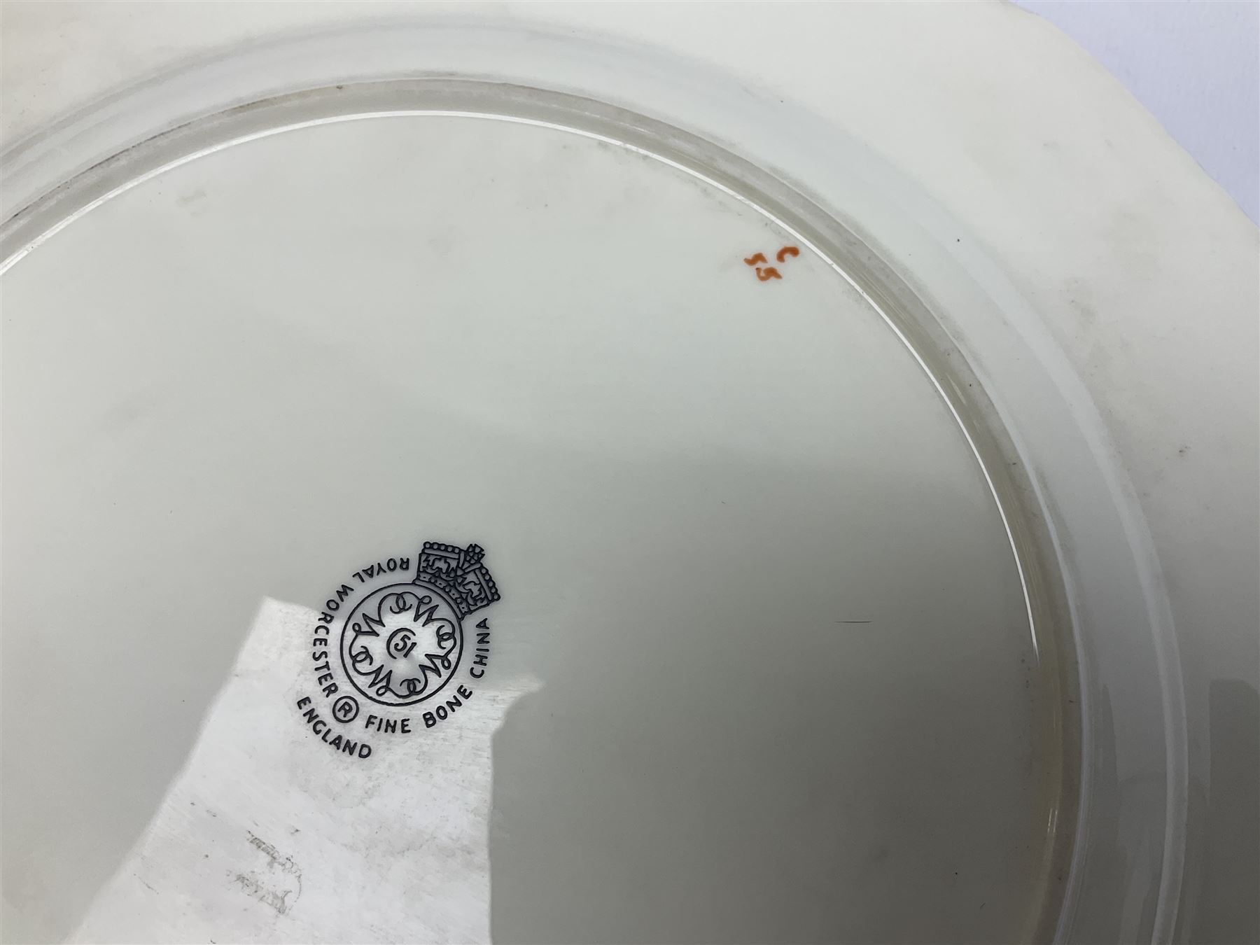 【 WORCESTER】キャビネットプレート A Royal Worcester cabinet plate, dated 1925, painted by R