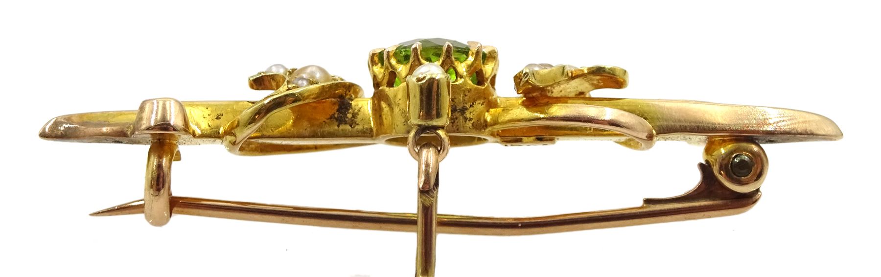Edwardian gold peridot and split seed pearl bar brooch stamped 15ct, boxed