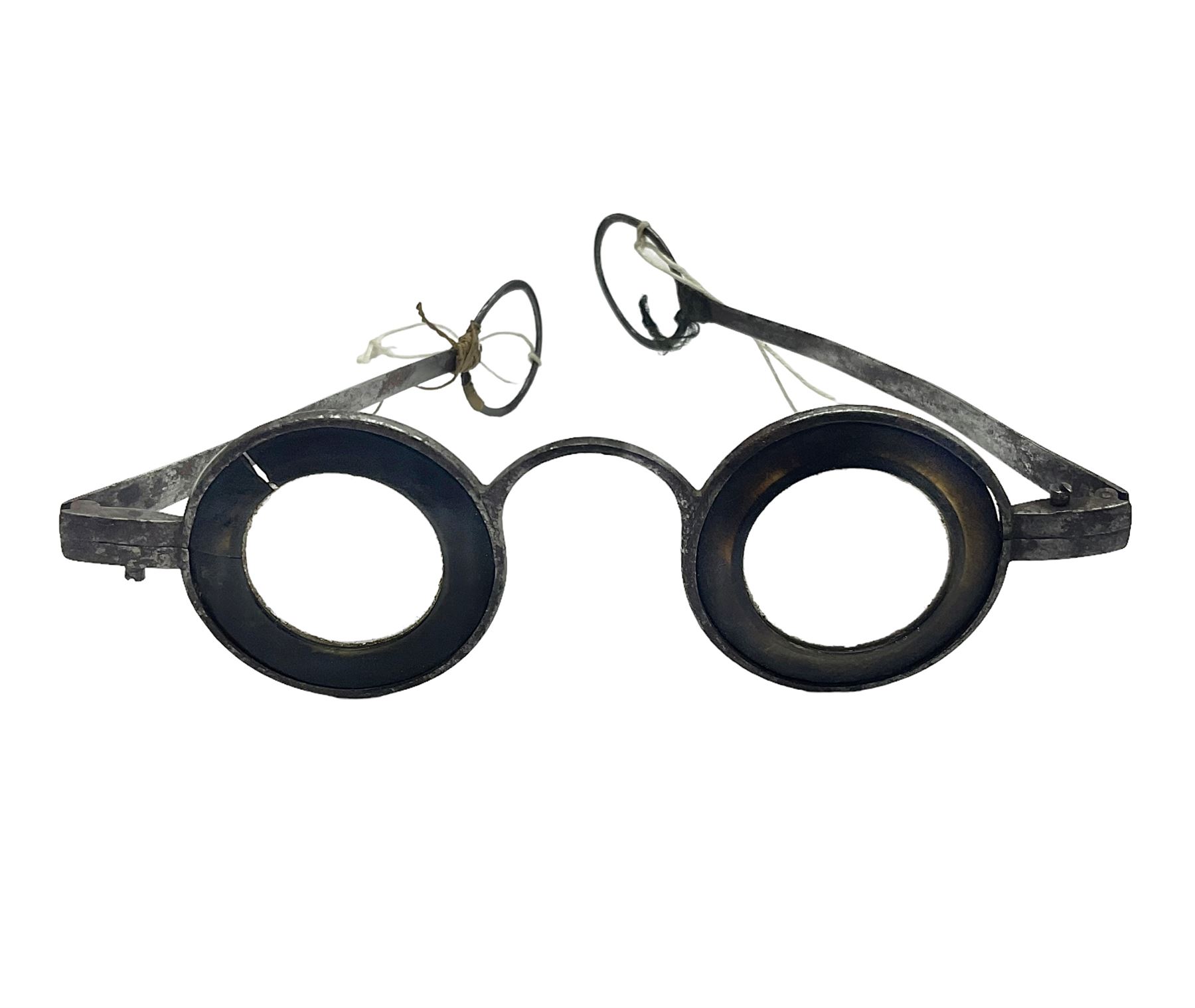 Pair of 18th century horn and steel rimmed spectacles, arm L10.5cm, rim D3.5cm