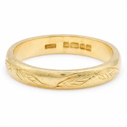 18ct gold wedding band with leaf engraved decoration 