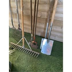 Selection of gardening tools and Draper wet and dry vacuum  - THIS LOT IS TO BE COLLECTED BY APPOINTMENT FROM DUGGLEBY STORAGE, GREAT HILL, EASTFIELD, SCARBOROUGH, YO11 3TX