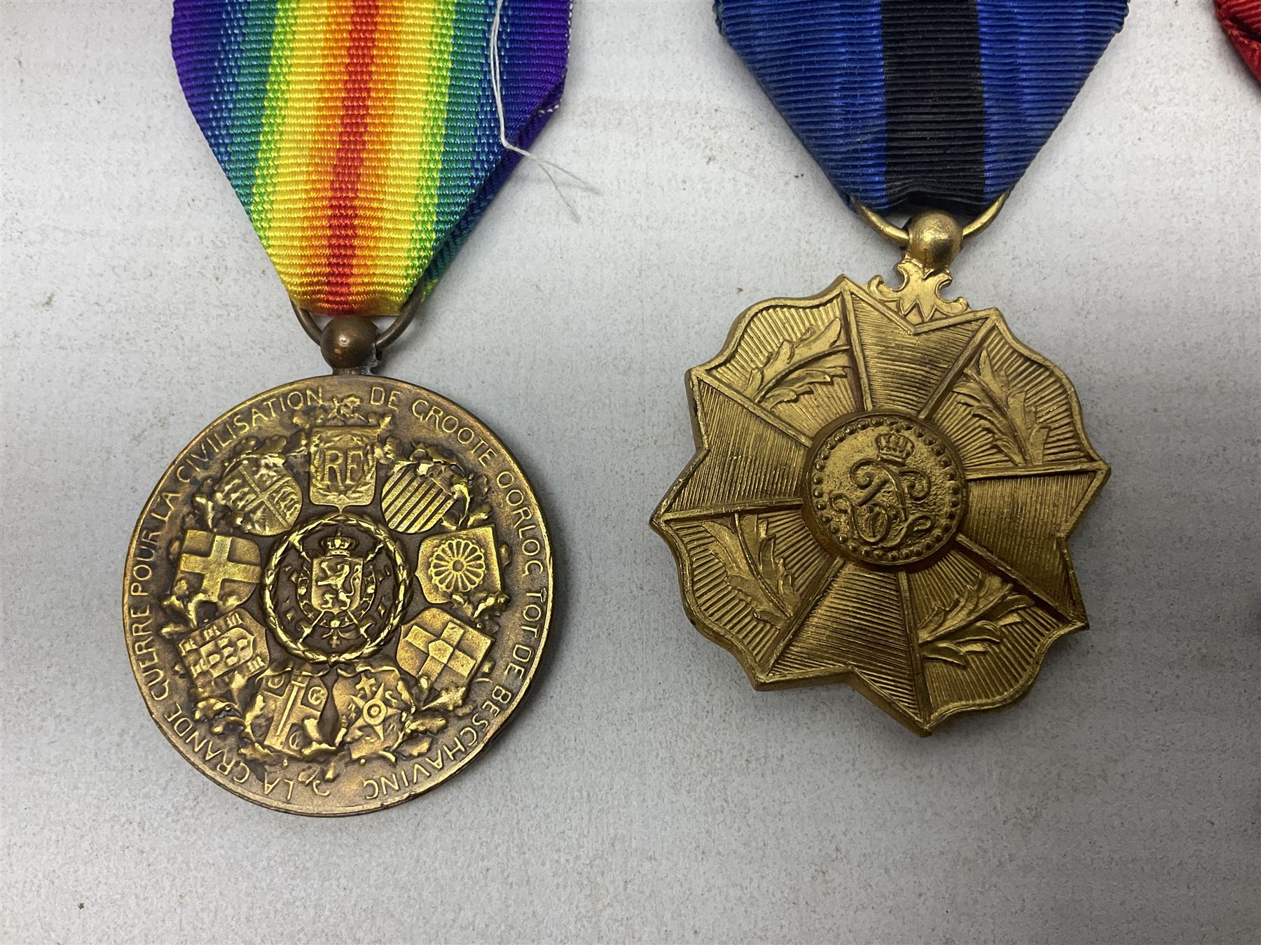 Five WW1 Belgian medals - two Croix-De-Guerre, one with MID leaves, L'Union Fait La Force, Herinnerings 1914-18 Commemorative medal and Victory Medal; all with ribbons