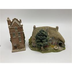 Fourteen Lilliput lane models, to include Eriskay Croft, Little Smithy, Gulliver's Gate, Kerry Lodge, Eamont Lodge etc, all with original boxes and some with deeds (14) 