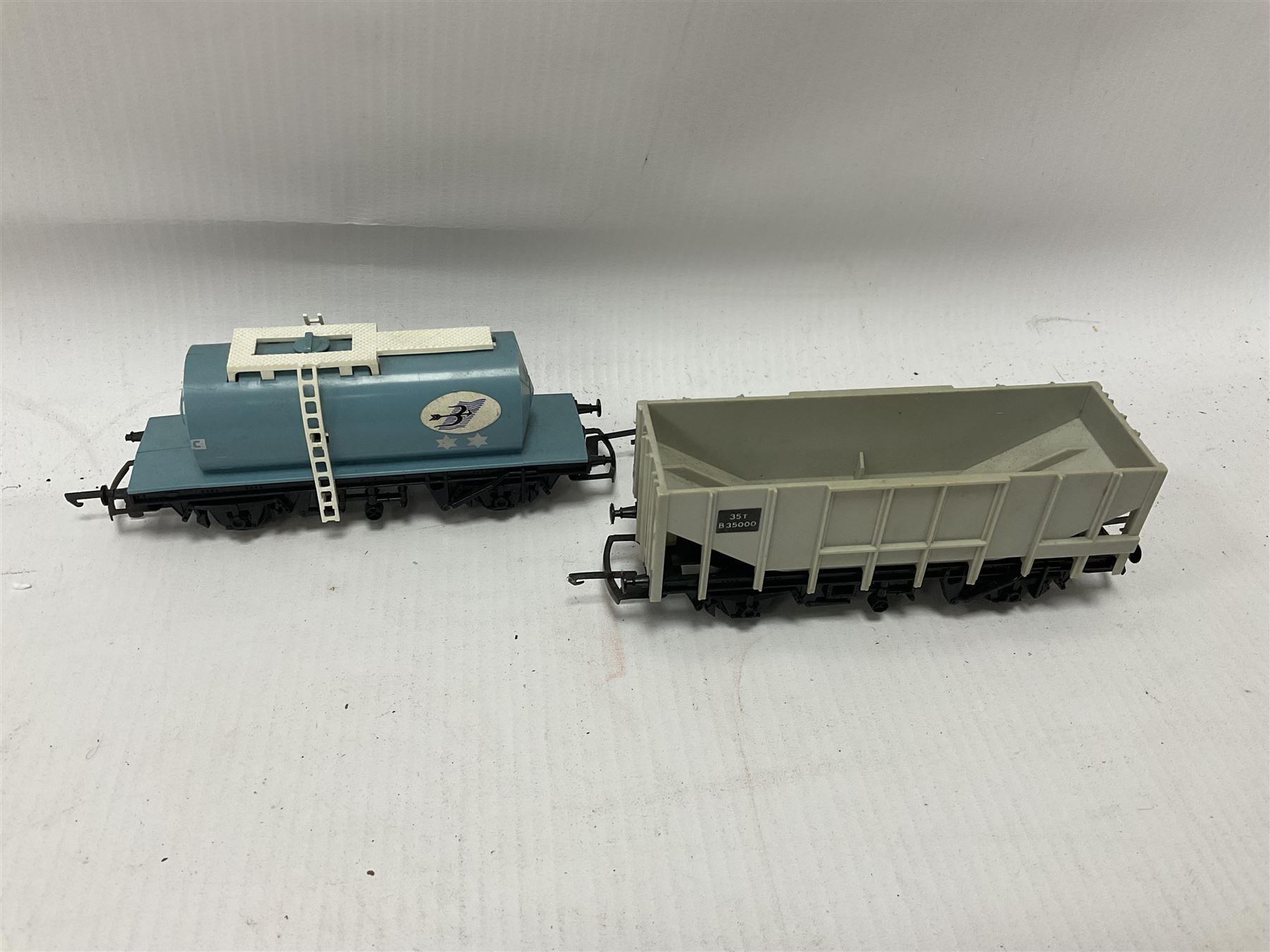 Hornby/Tri-Ang ‘00’ gauge - eight various coaches and eighteen goods wagons; all unboxed (26)