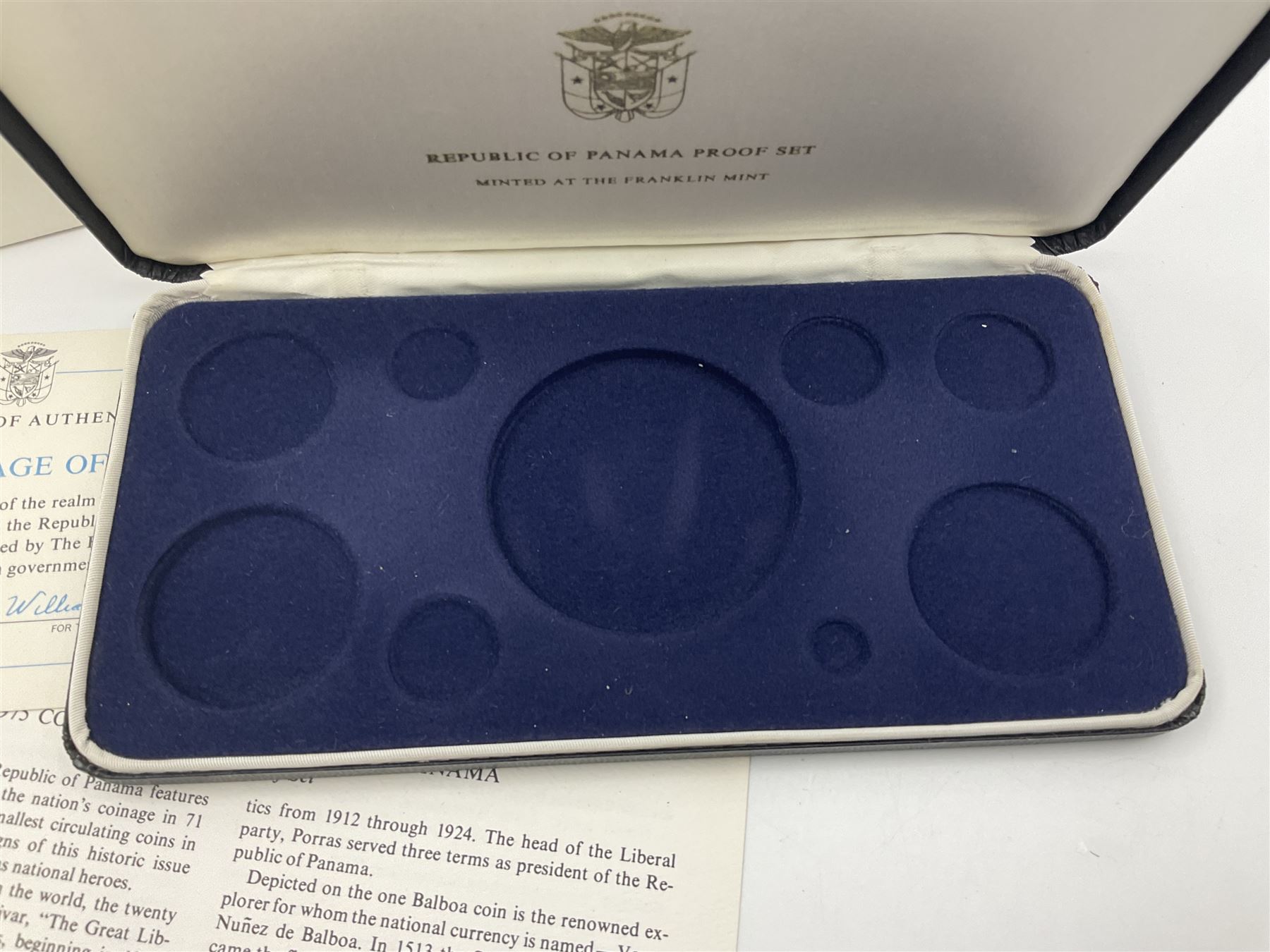 Republic of Panama 1975 proof nine coin set, from two and a half centesimos to twenty balboas, minted at The Franklin Mint, cased with certificate